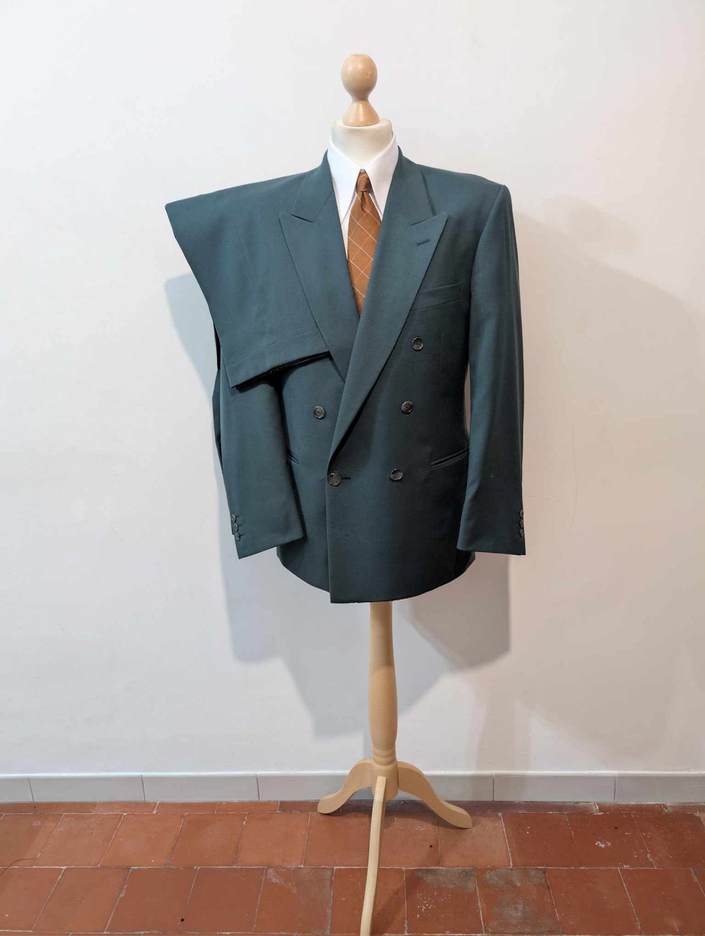 Superbe costume croisé de couleur vert en laine froide