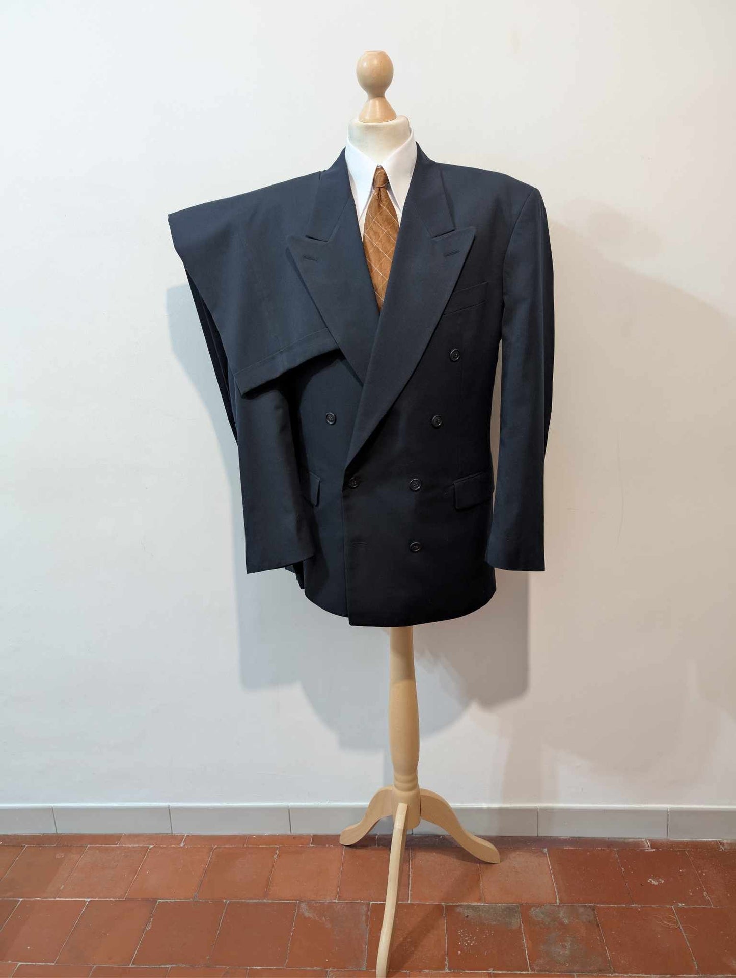 Mystérieux costume croisé de couleur bleu en laine