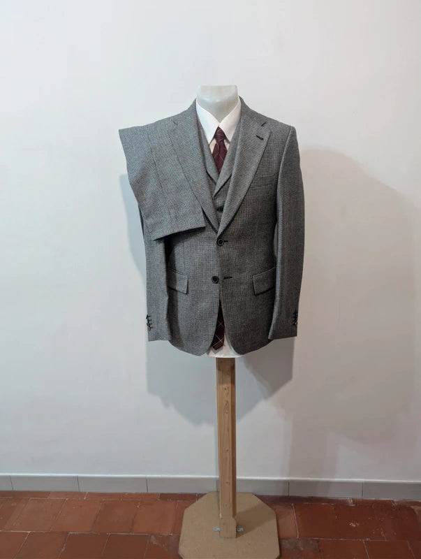 Atemberaubender dreiteiliger grauer Hahnentrittanzug