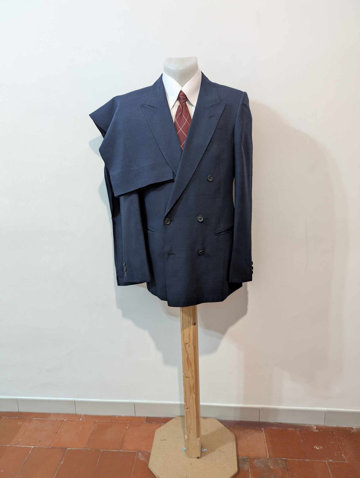 Notable costume croisé de couleur bleu marine en soie