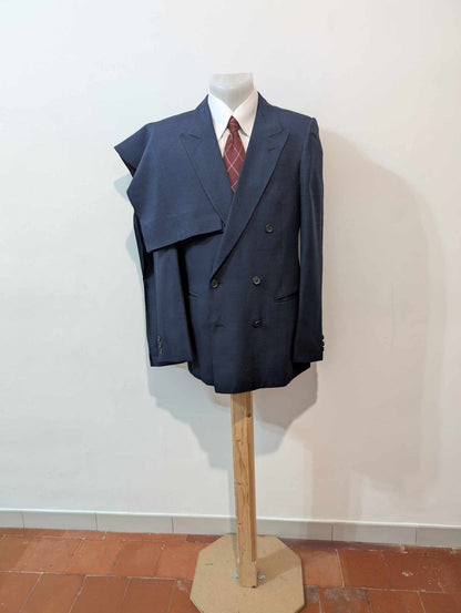 Notable costume croisé de couleur bleu marine en soie