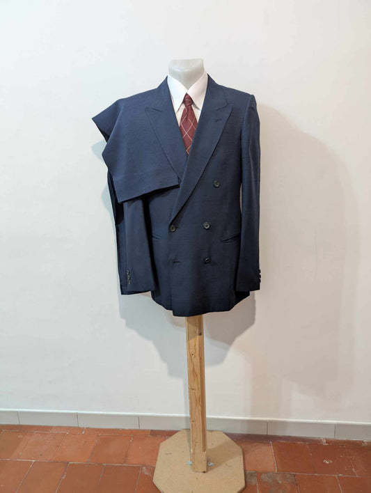 Notable costume croisé de couleur bleu marine en soie