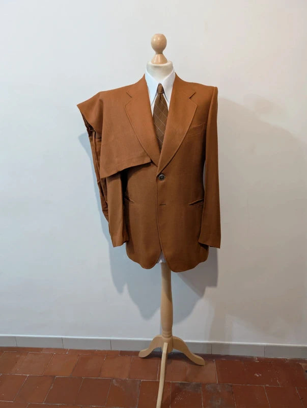 Unglaubliches rostbraunes Kostüm