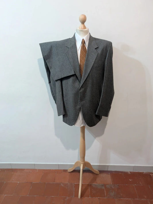 Élégant costume gris en flanelle lourde