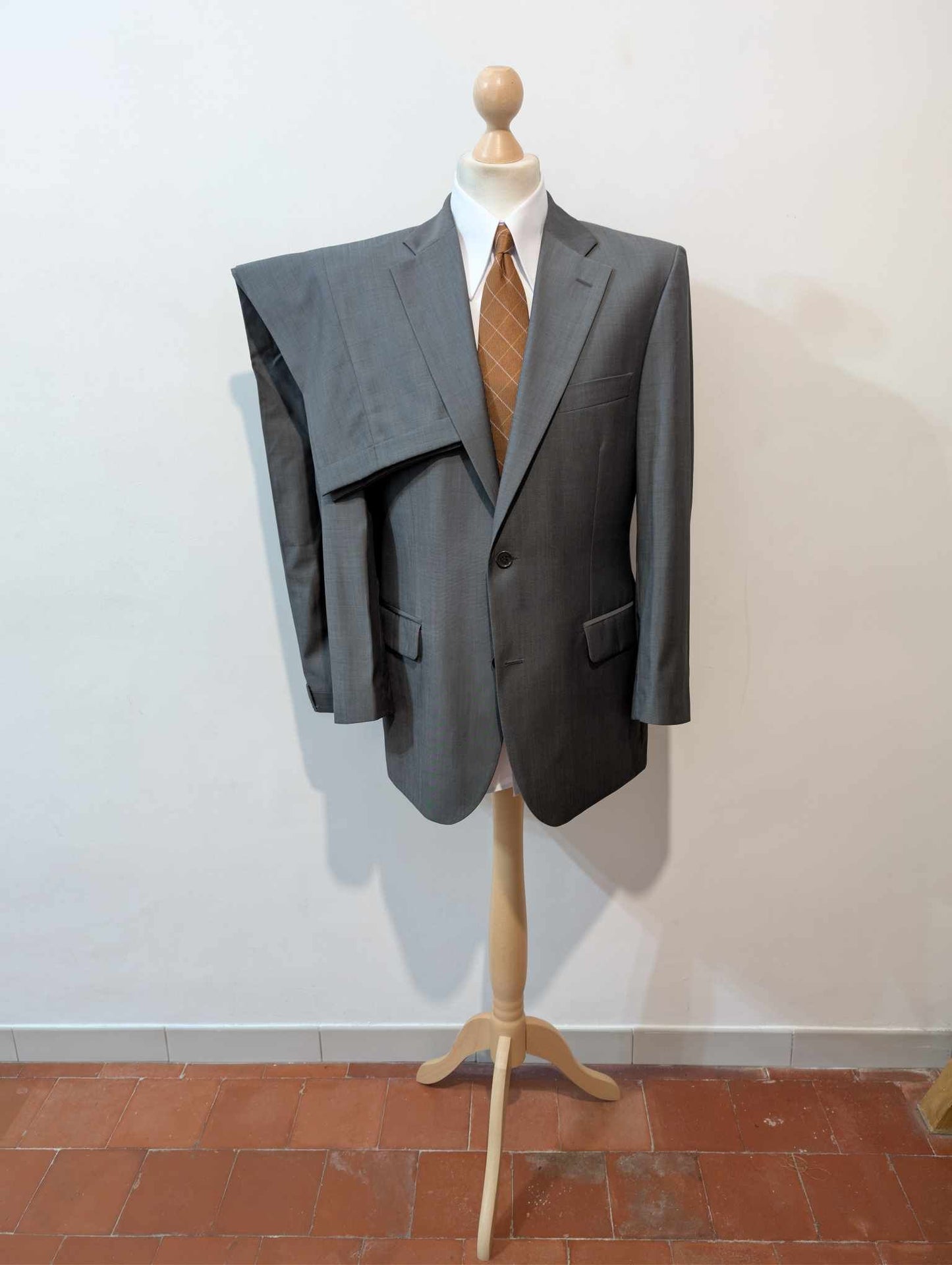 Triste costume gris en laine légère