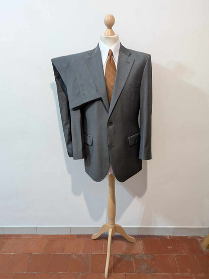 Triste costume gris en laine légère