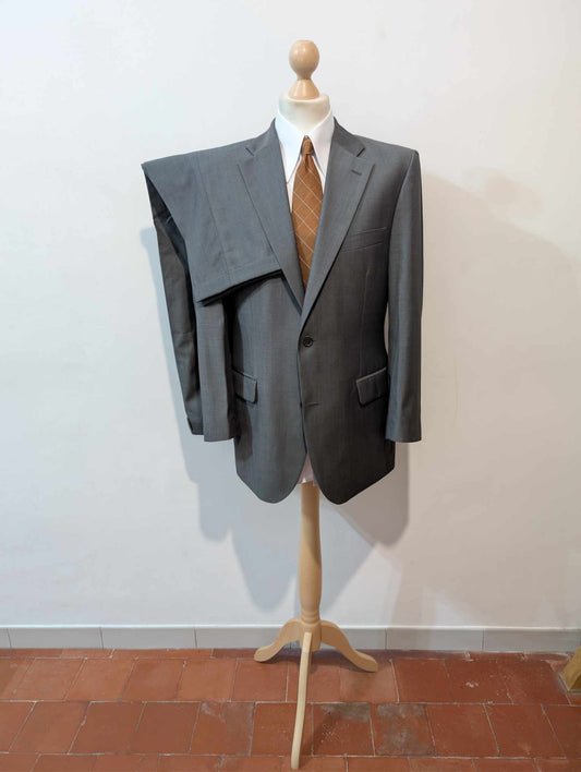 Triste costume gris en laine légère