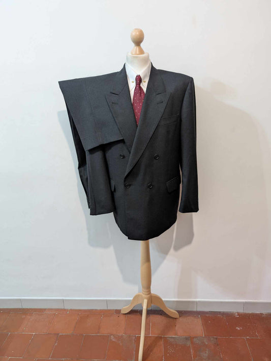 Sombre costume croisé gris en flanelle de laine