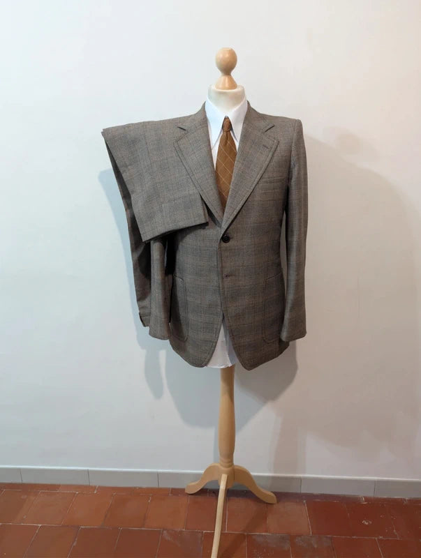 Eleganter brauner Wollanzug mit Karomuster