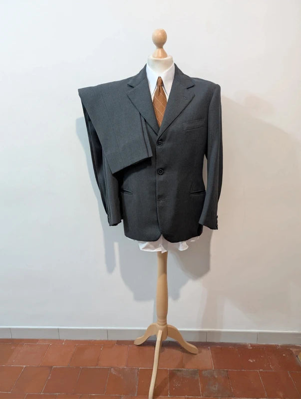 Exzellenter maßgeschneiderter grauer Wollanzug