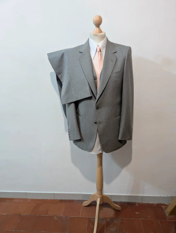 Eleganter dreiteiliger Nadelstreifenanzug aus Wolle
