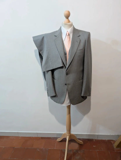 Eleganter dreiteiliger Nadelstreifenanzug aus Wolle