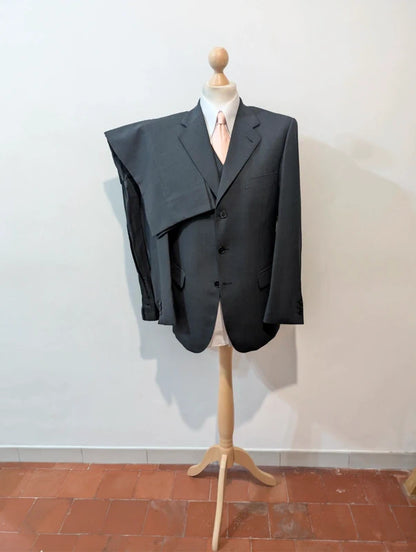 Eleganter grauer dreiteiliger Anzug aus Wolle
