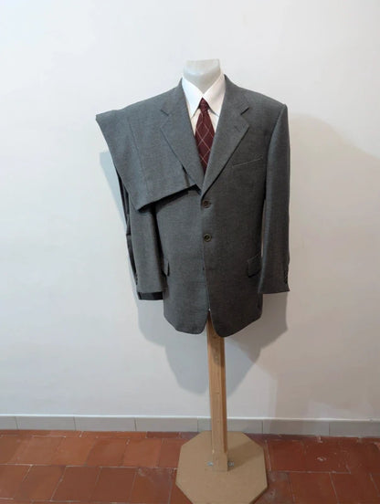 Eleganter Anzug aus grauer Wollflanell