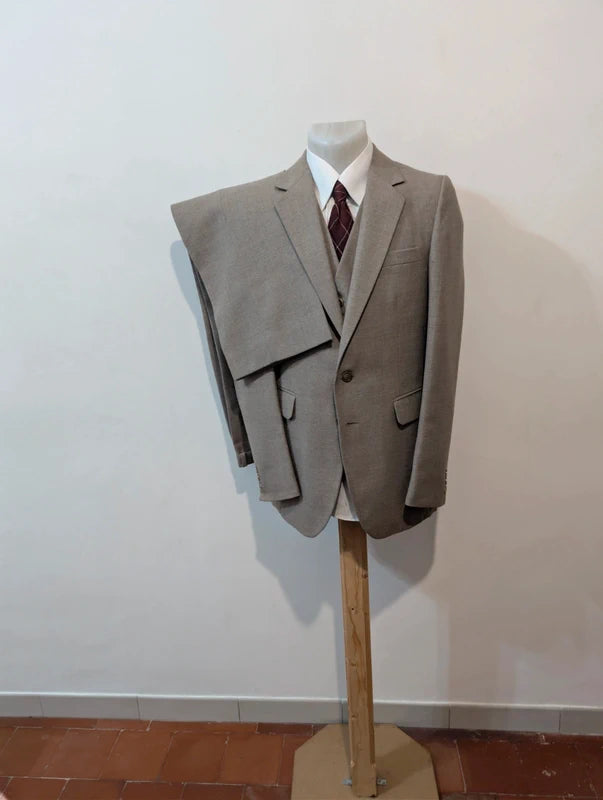 Eleganter Anzug aus schwerer beiger Flanell