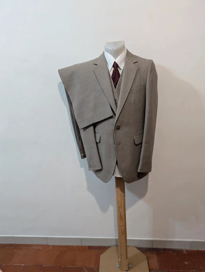 Eleganter Anzug aus schwerer beiger Flanell