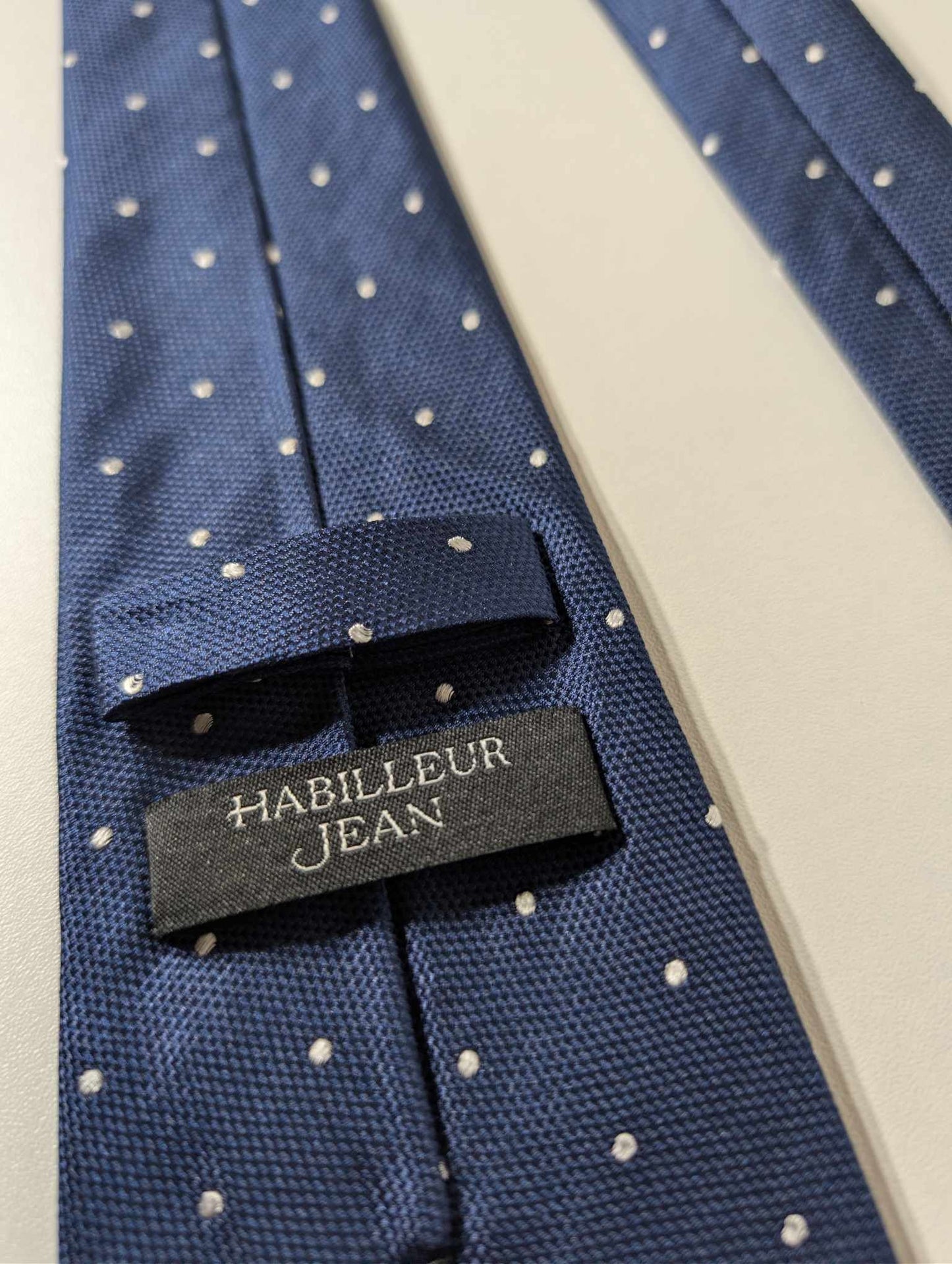 Marineblaue Seidenkrawatte mit Punkten
