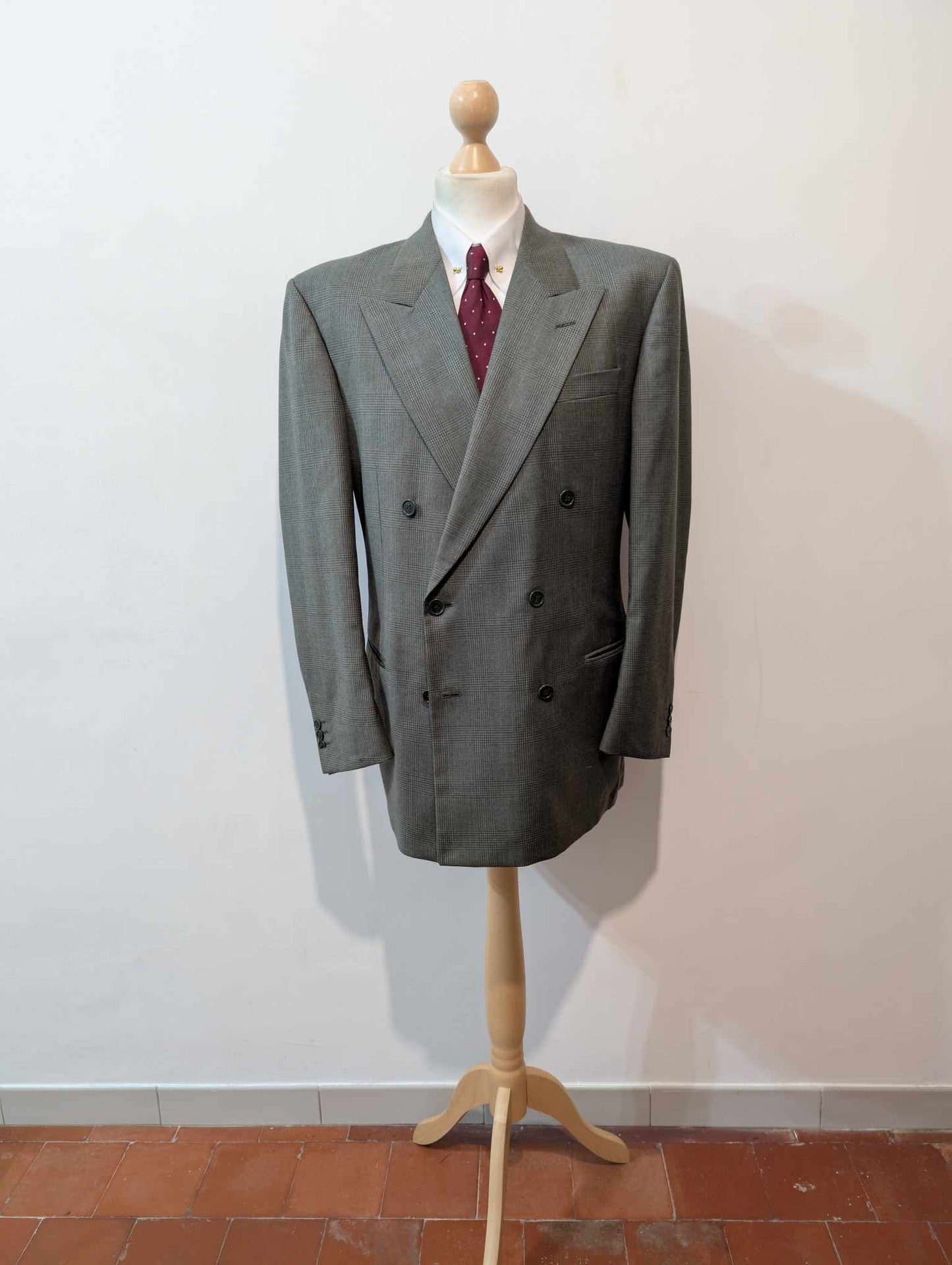 Élégant costume croisé de couleurs gris vert en prince de Galles