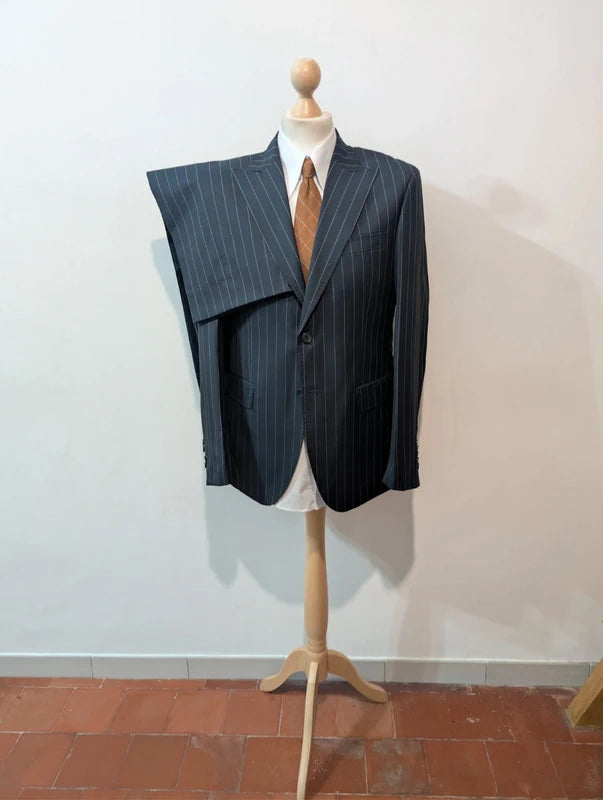 Geheimnisvolles Nadelstreifenkostüm aus Wolle