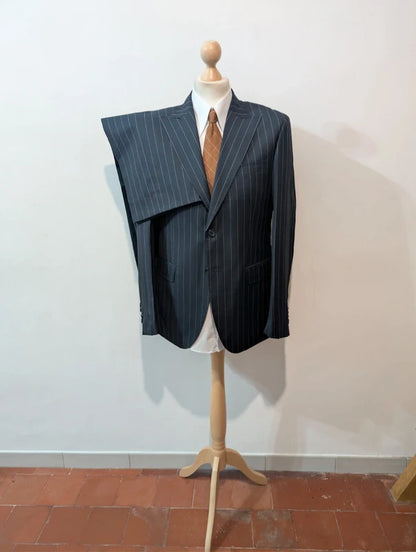 Geheimnisvolles Nadelstreifenkostüm aus Wolle