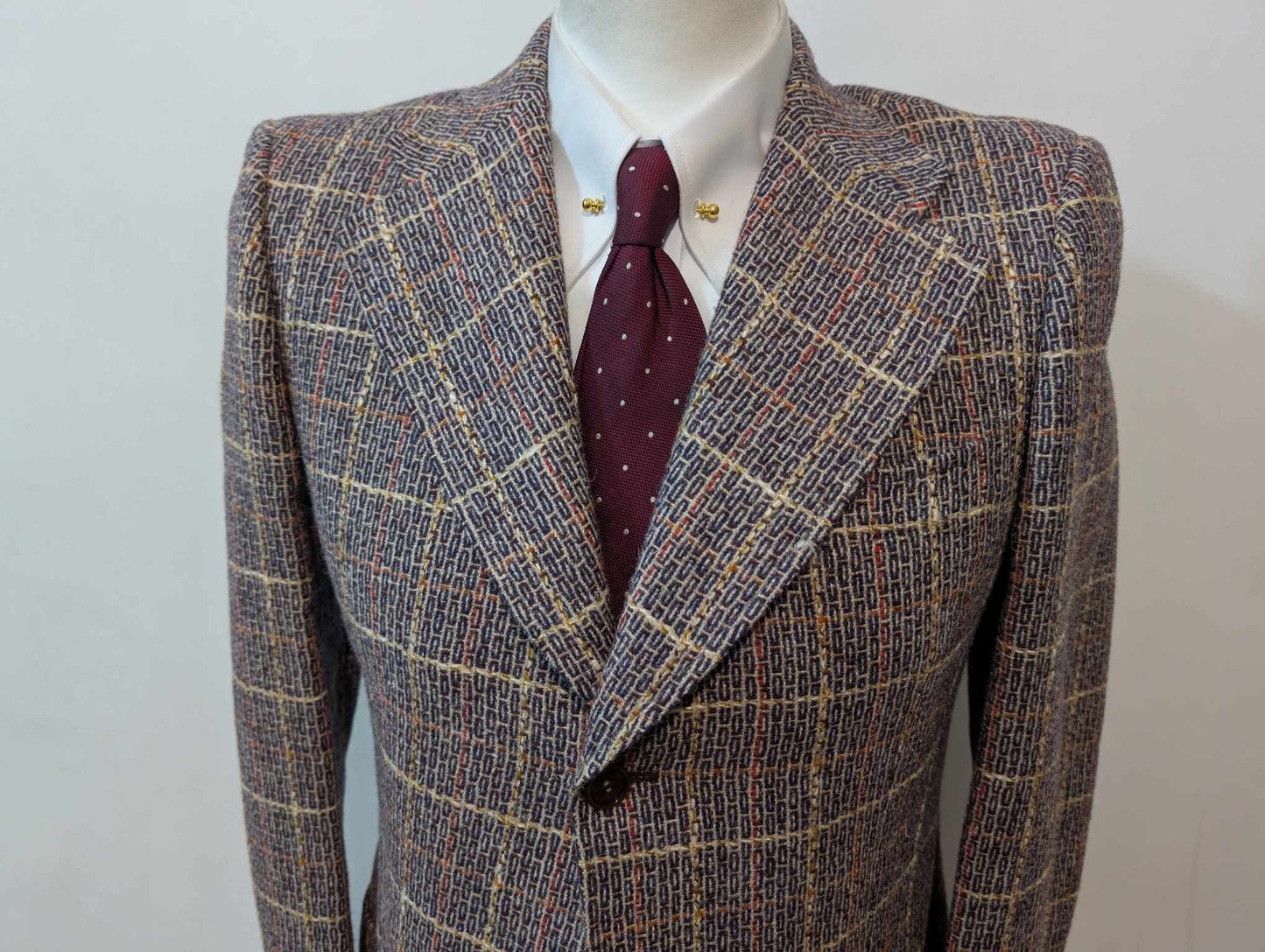 Gentille veste à carreaux en tweed.