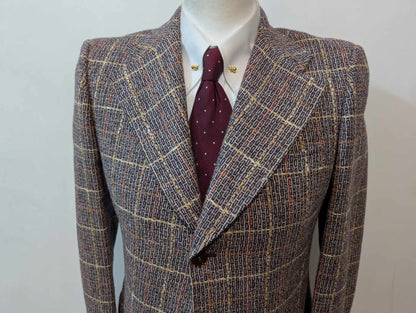Gentille veste à carreaux en tweed.