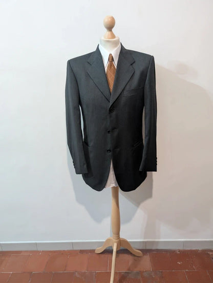 Klassischer grauer Wollanzug