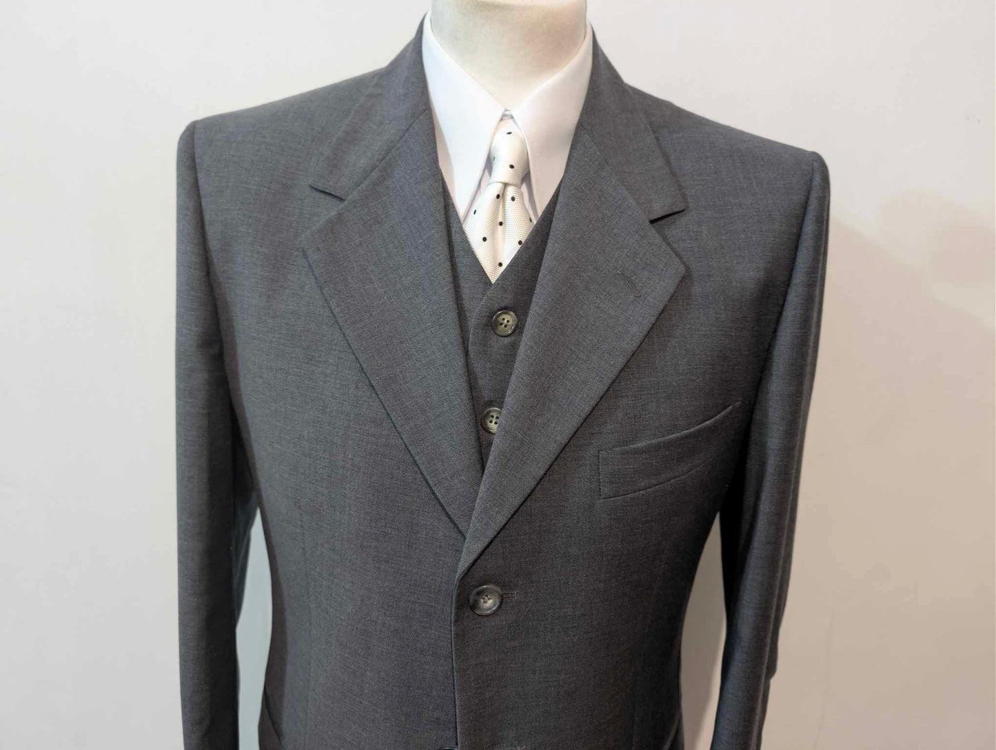 Eleganter dreiteiliger grauer Wollanzug