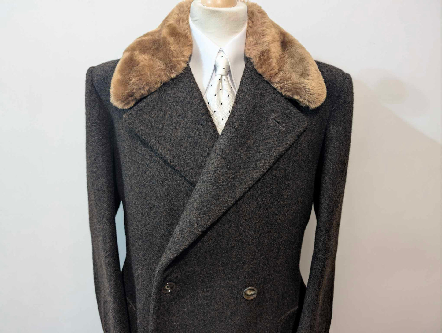 Schöner zweireihiger Wollmantel
