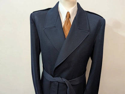 Geheimnisvoller zweireihiger Wollmantel