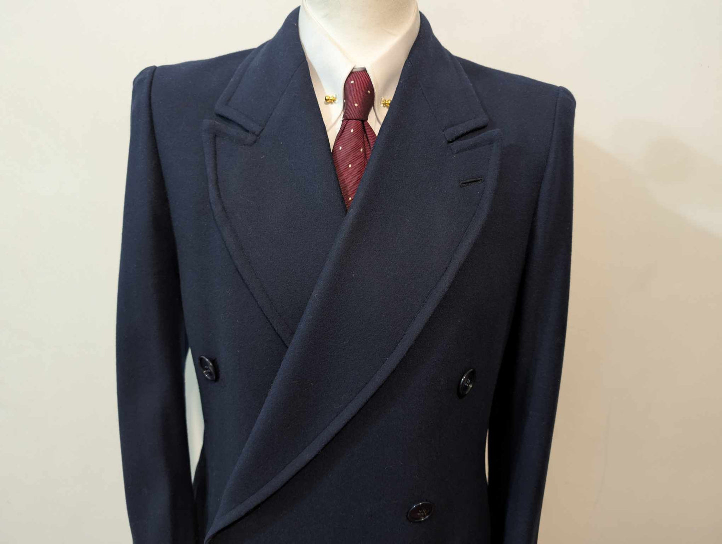 Étrange manteau croisé de couleur bleu marine en laine