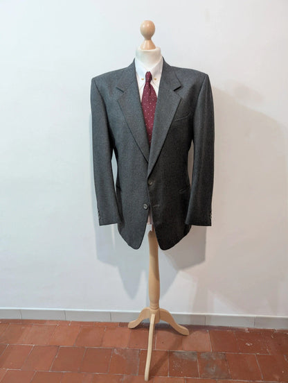Élégant costume gris en flanelle lourde