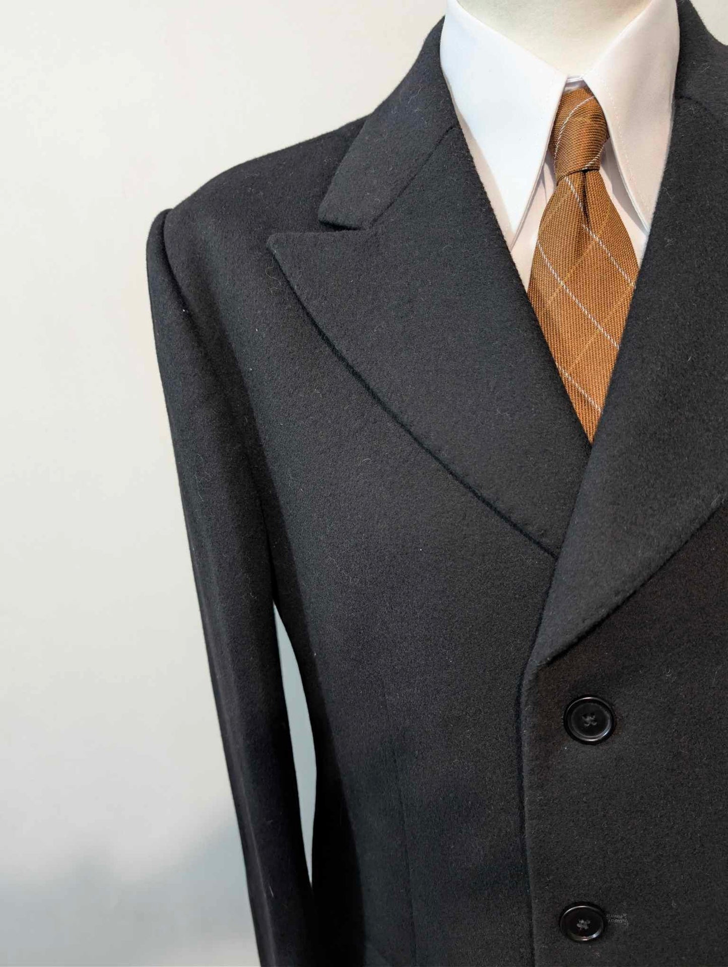 Wunderschöner schwarzer Wollmantel