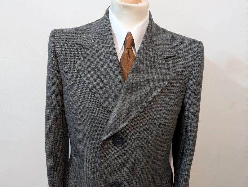 Süßer grauer Wollmantel