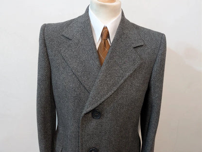 Süßer grauer Wollmantel