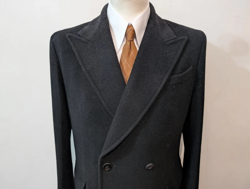 Schöner schwarzer Polomantel