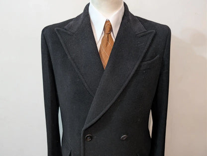 Schöner schwarzer Polomantel