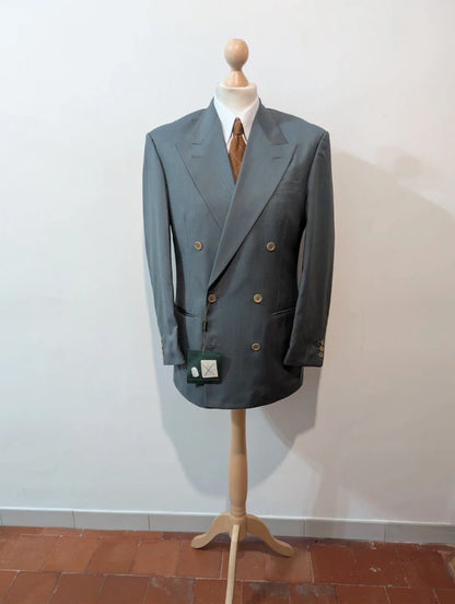 Leichter, zweireihiger blauer Anzug aus heller Wolle