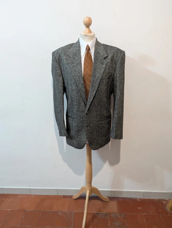 Hervorragender grauer Tweedanzug