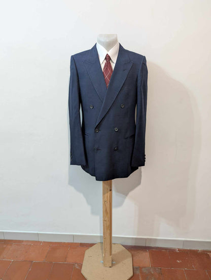 Notable costume croisé de couleur bleu marine en soie