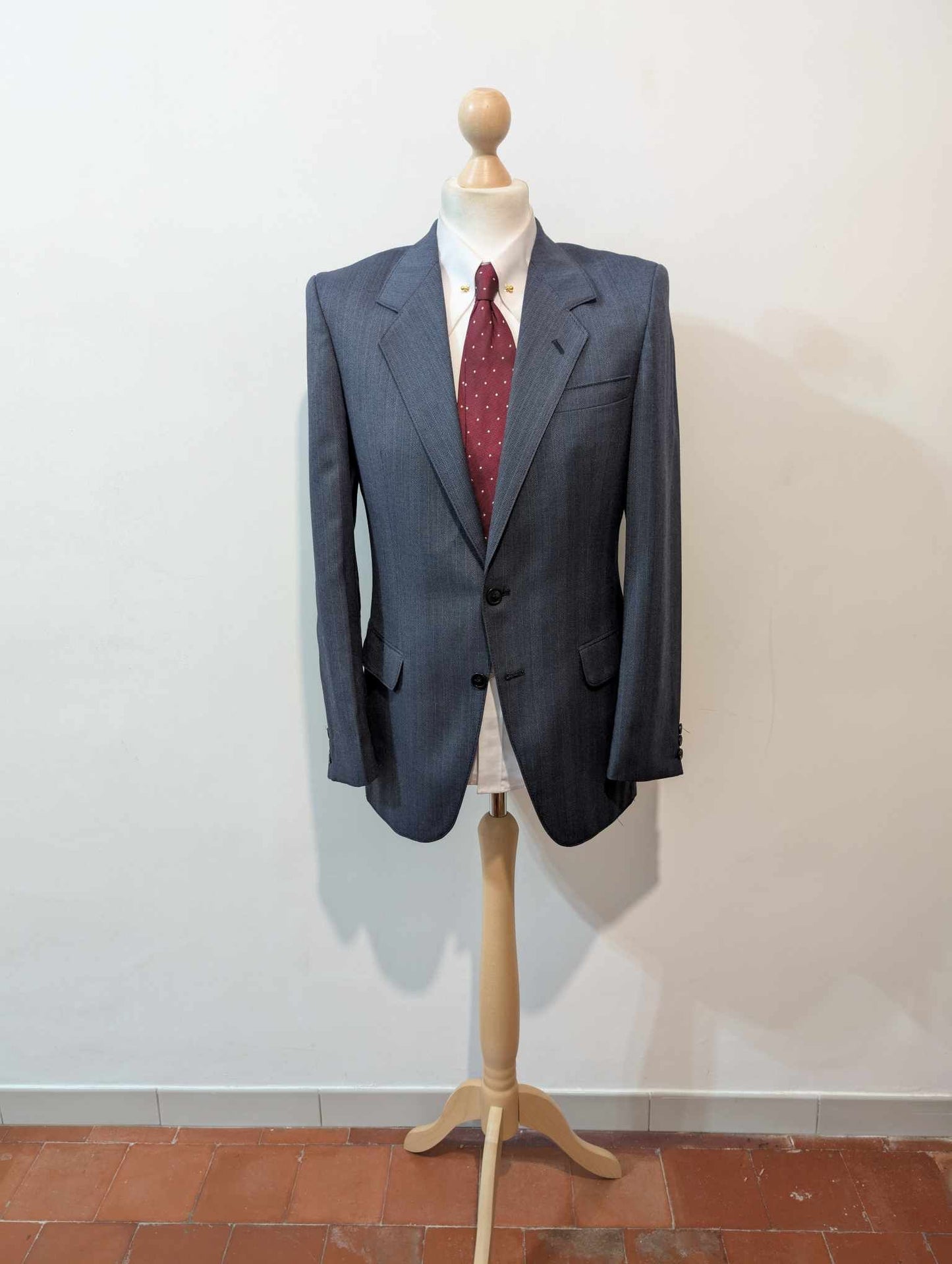 Gentil costume bleu marine à rayure en laine