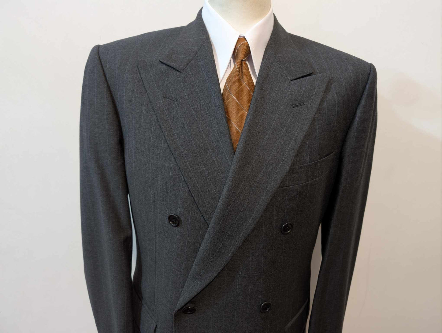 Légendaire costume croisé pinstripe en laine