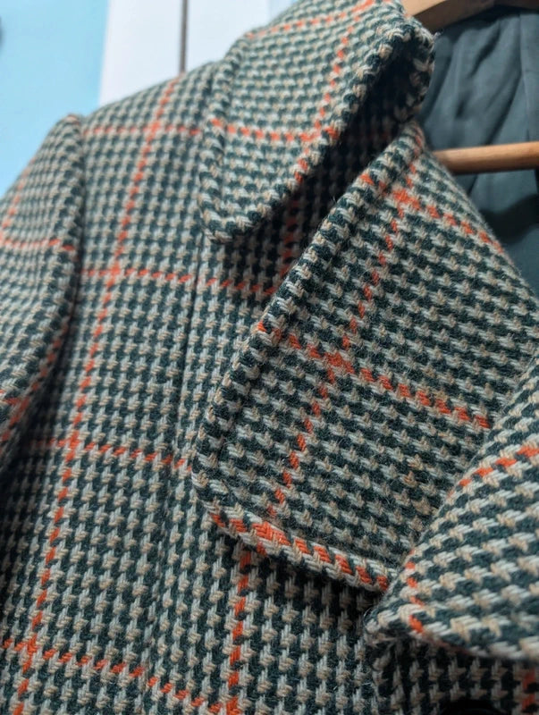 Kleiner karierter Tweedmantel