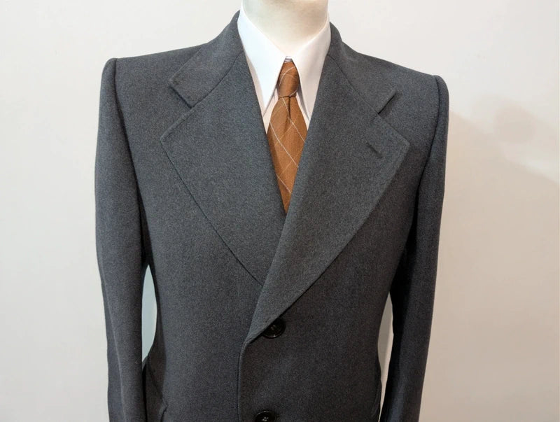 Klassischer grauer Wollmantel