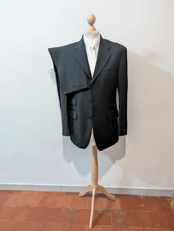 Klassischer schwarzer Anzug aus kalter Wolle