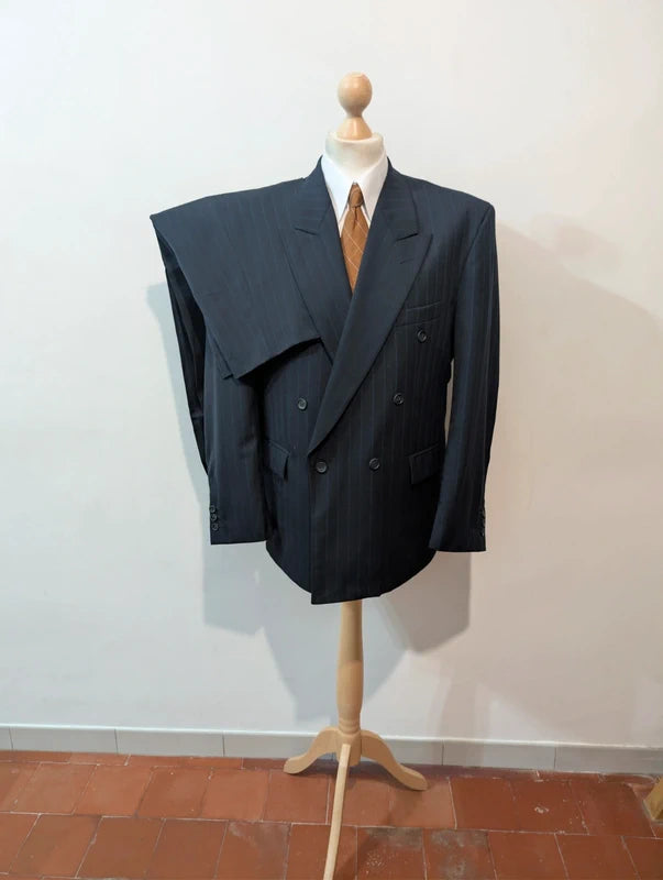 Cooler, zweireihiger, gestreifter Wollanzug