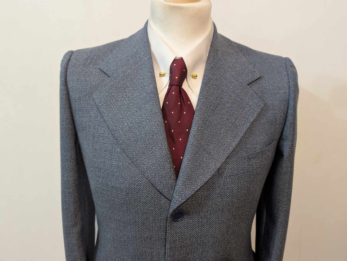 Gentille veste de couleur bleu à motif chevron en laine