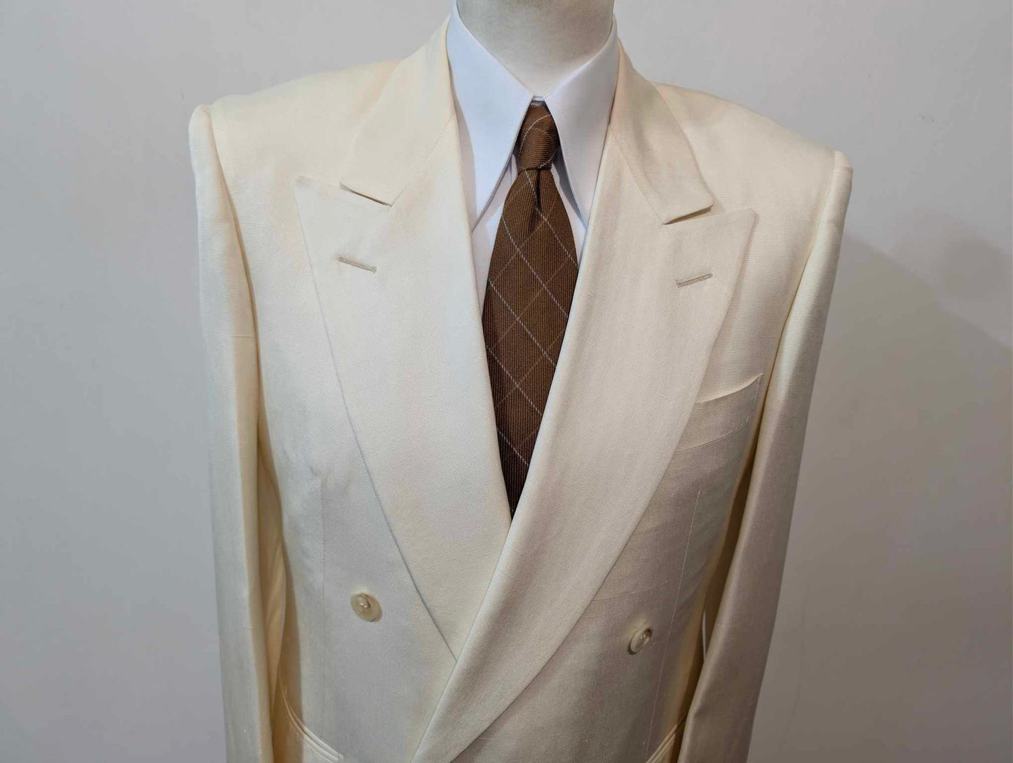 Angelique zweireihiger cremefarbener Seidenanzug