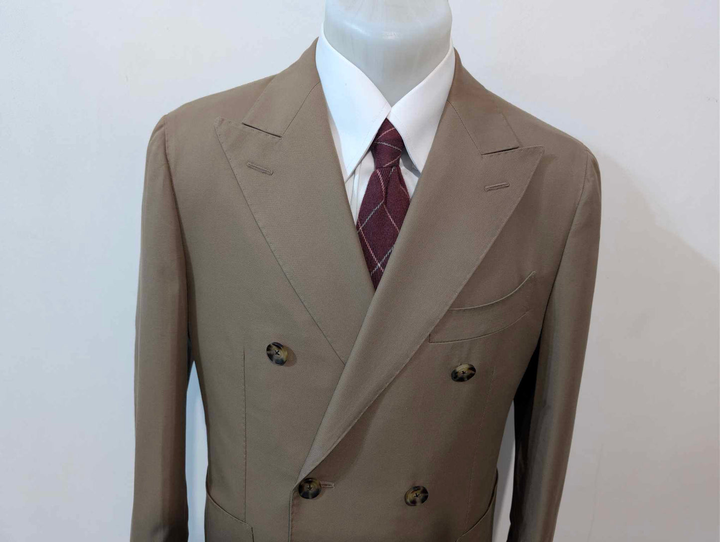 Toller zweireihiger brauner Baumwollanzug