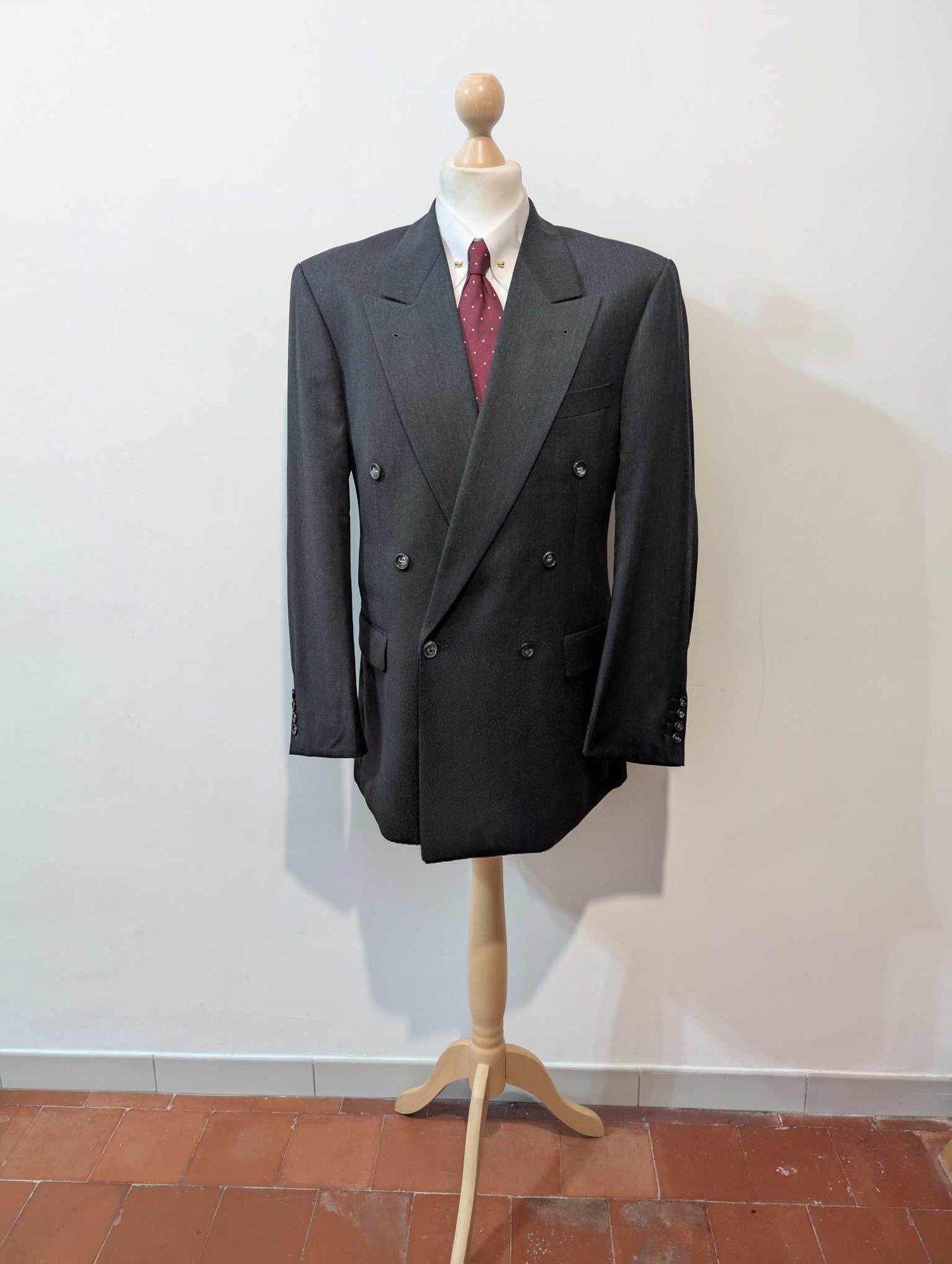 Costume croisé de couleur gris anthracite en laine